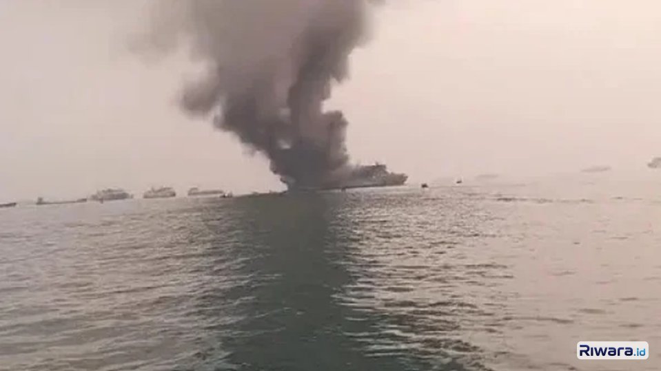 KMP Batumandi terbakar pada Selasa sore 20 Oktober 2026